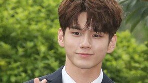 [동아포토]프로듀스 워너원 옹성우, 사랑 담은 손하트