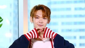 [동아포토]타카다 켄타 ‘폭염에도 훈훈한 가디건 패션’