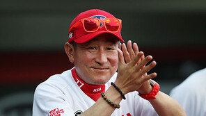 벤치 선수들 마음 어루만지는 KIA 김기태 감독의 배려