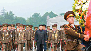 보름만에 모습 드러낸 김정은