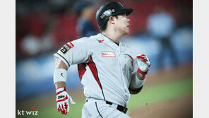 페어지역으로 뛴 kt 윤석민, 송구방해 아웃? 세이프?