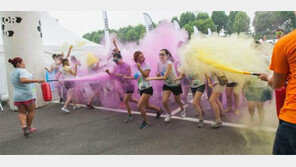 젊음이 부른다… 형형색색 파우더 날리며 ‘펀 런’