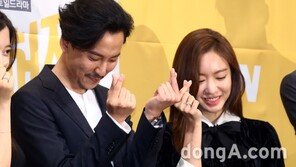 [동아포토]김남길-김아중 ‘수줍은 하트’