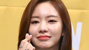 [동아포토]김아중 ‘걸크러쉬 손하트’