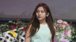 [동아포토]여자친구 엄지, 눈에 띄는 반창고