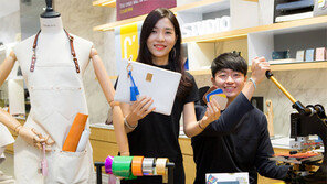 “핸드백 직접 디자인해 보세요”