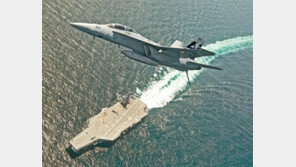 美 차세대 핵항모 제럴드 포드함… 전투기 비행 훈련