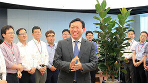 신동빈 회장, 롯데월드타워로 첫 출근