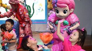 “뮤지컬 캐릭터들과 함께 놀아요”