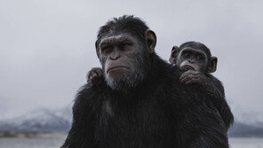진화한 유인원 vs 퇴화한 인간… 승자는 누구