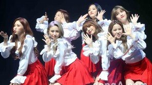 [동아포토]씨엘씨, 상큼발랄 무대