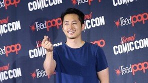 [동아포토]스티븐 연 ‘팬들을 향한 하트~’