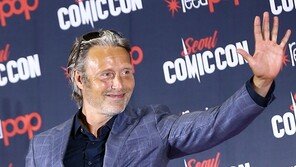 [동아포토]매즈 미켈슨 ‘한국팬들 만나러 날아왔어요~’