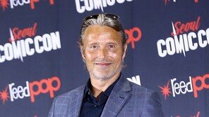 [동아포토]매즈 미켈슨 ‘꽃중년의 미소’