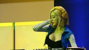 [동아포토]DJ소다 ‘분위기 뜨겁게 달구는 디제잉’