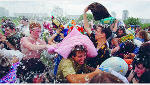 [책의 향기]거리의 시민들, 정부에 유쾌한 한 방을 날리다