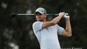 ‘3점슛 마법사’ 커리도, 골프 홀 앞에선 쩔쩔