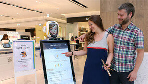 현대백화점 “외국인 쇼핑객 통역 척척”