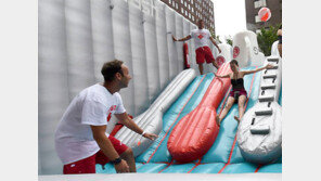 美 맨해튼 거리에 LG전자 워터파크