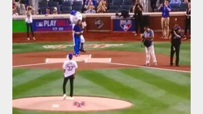 ‘장동건 시구’ 영상 SNS 확산…심판, ‘스트라이크’ 사인