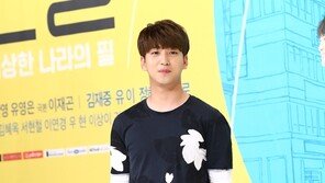 [동아포토]바로 ‘뒤통수 전문가로 변신’