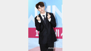 [동아포토]워너원 옹성우 ‘팬심 녹이는 하트~’