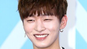 [동아포토]워너원 윤지성 ‘더위보다 눈빛에 녹아’