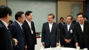 文대통령, ‘명견만리 베스트셀러 됐다’ 김부겸 말에…‘함박웃음’