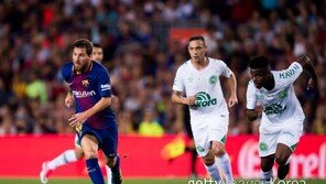 바르샤 출정식에 뜬 ‘71개의 별’…‘항공기 참사’ 샤페코엔시 초청 경기