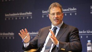 ‘민주주의 이론 대가’ 다이아몬드 교수  “민주주의, 2006년 기점으로 퇴보”