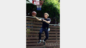 [스포츠는 내 친구] 콘텐츠 크리에이터 대도서관 “필살기 리버스 레이업슛! 아이고, 다 까먹었네”