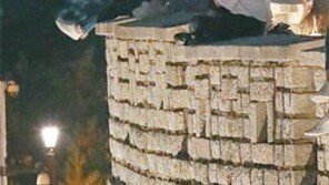 성벽위 비틀비틀… 아슬아슬 인증샷