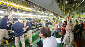 쌍용차 공장 둘러보는 英기자단