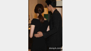 [동아포토]이동건, 조윤희 에스코트하는 매너손