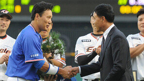 이승엽 은퇴 투어… 첫 선물은 ‘보문산 소나무 분재’