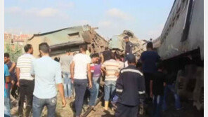 “충돌 객차들 치솟아 ‘피라미드’처럼…” 이집트서 열차 충돌 참사, 최소 43명 사망