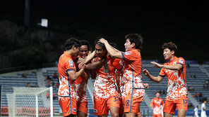 머리로만 2방…제주, 강원 상대 올 시즌 첫 승