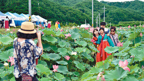 한복 차림으로 찰칵