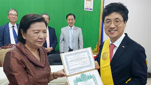 서교일 총장 캄보디아 훈장 받아