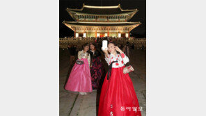 불 밝힌 경복궁에서 ‘찰칵’