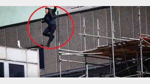 [영상]톰 크루즈, 건물 옥상서 ‘스턴트 촬영’ 중 부상…‘아찔’