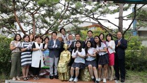 현재 소녀가 과거 소녀를 위로하다…무학여고에 위안부 소녀상 제막