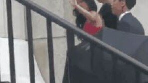 [영상]경호원의 ‘매너 우산’, 걸그룹 멤버 짧은 바지 입고 계단 오르자…