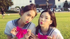 “고등학생? 인형?”…소녀시대 윤아, 태연과 찍은 사진에 ‘시끌’ 