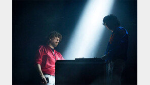 “앨범표지 십자가는 팝의 상징… 종교 다른 팬도 그대로 받아줘”