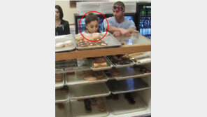 “혀로 핥고, 침 뱉고”…아리아나 그란데, 도넛 사건 ‘재조명’ 