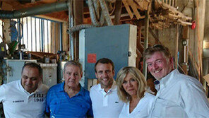 당선 100일 맞아 조용히 휴가 떠난 마크롱