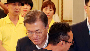 세월호 유가족 끌어안은 文대통령