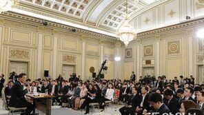 文대통령 “역대 정권 통틀어 가장 균형·탕평·통합 인사라는 긍정적 평가”