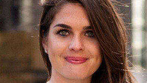 백악관 공보국장에 트럼프 최측근 29세 여성